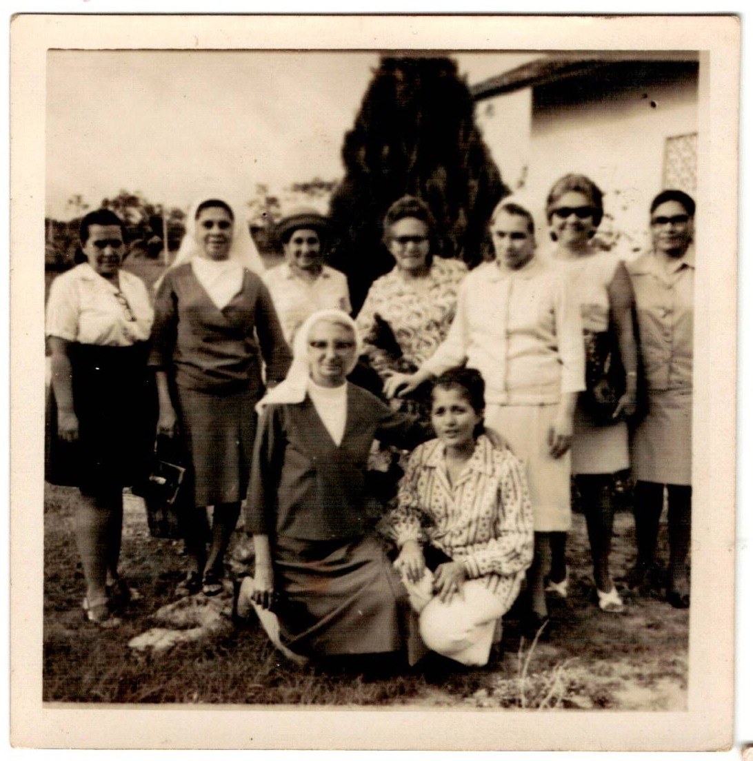 Irmãs e colaboradoras reunidas em frente à casa