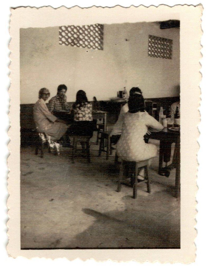 Pessoas sentadas às mesas do refeitório